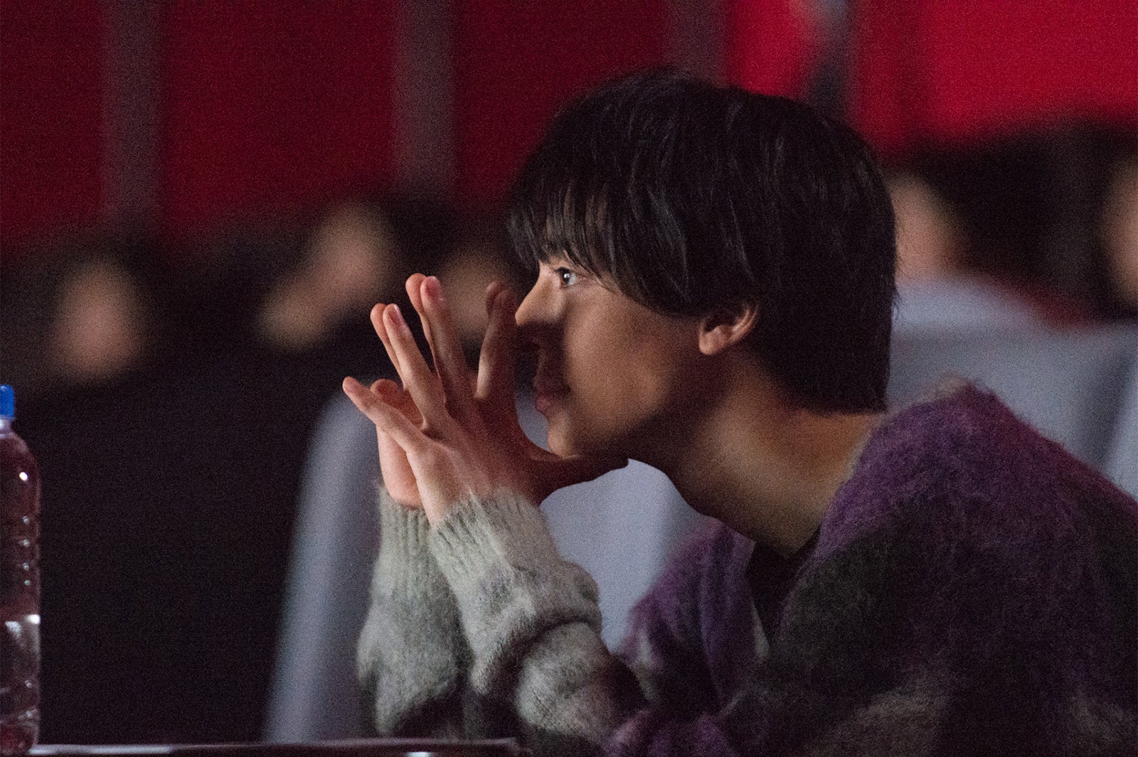 ファンと一緒に鑑賞（写真提供：所属事務所）