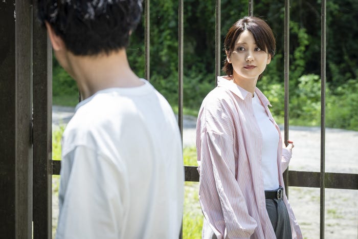 山崎紘菜(C)カンテレ、テレビ西日本