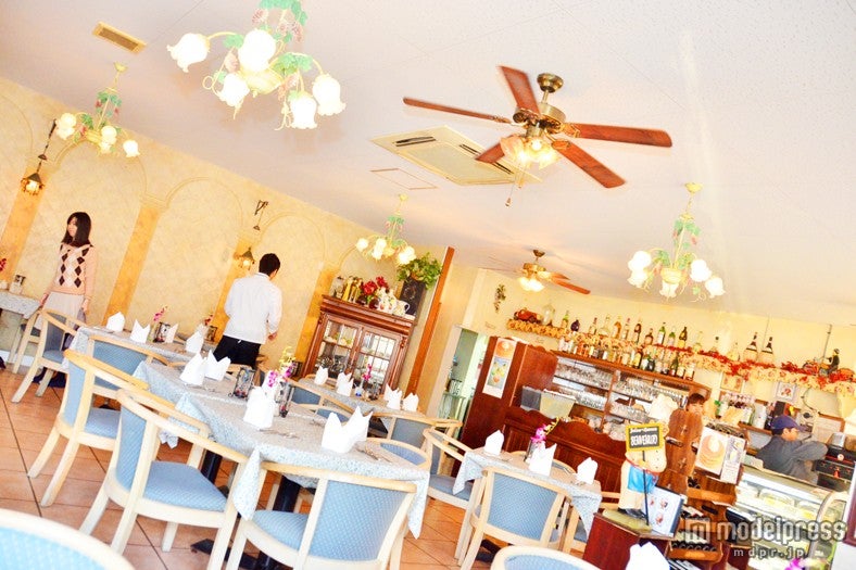 気どらず過ごせるダイナー風の店内