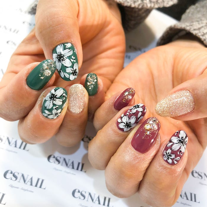 モスグリーン×ボルドーで楽しむヴィンテージ風フラワーネイル/画像提供:esNAIL