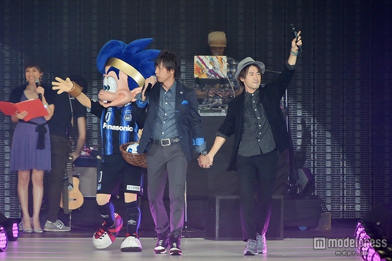 ナオト・インティライミ、サッカー遠藤保仁選手と“手つなぎ”ランウェイに大歓声　ヒット曲を熱唱＜関コレ2015A／W＞