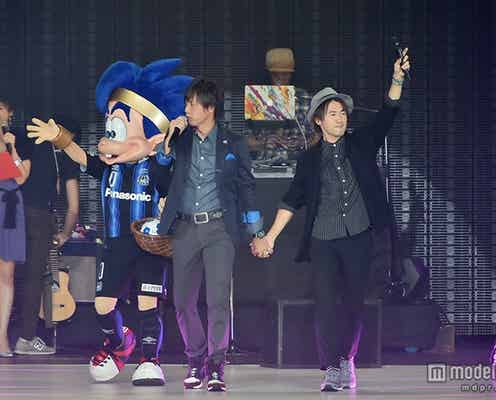 ナオト・インティライミ、サッカー遠藤保仁選手と“手つなぎ”ランウェイに大歓声 ヒット曲を熱唱<関コレ2015A/W>