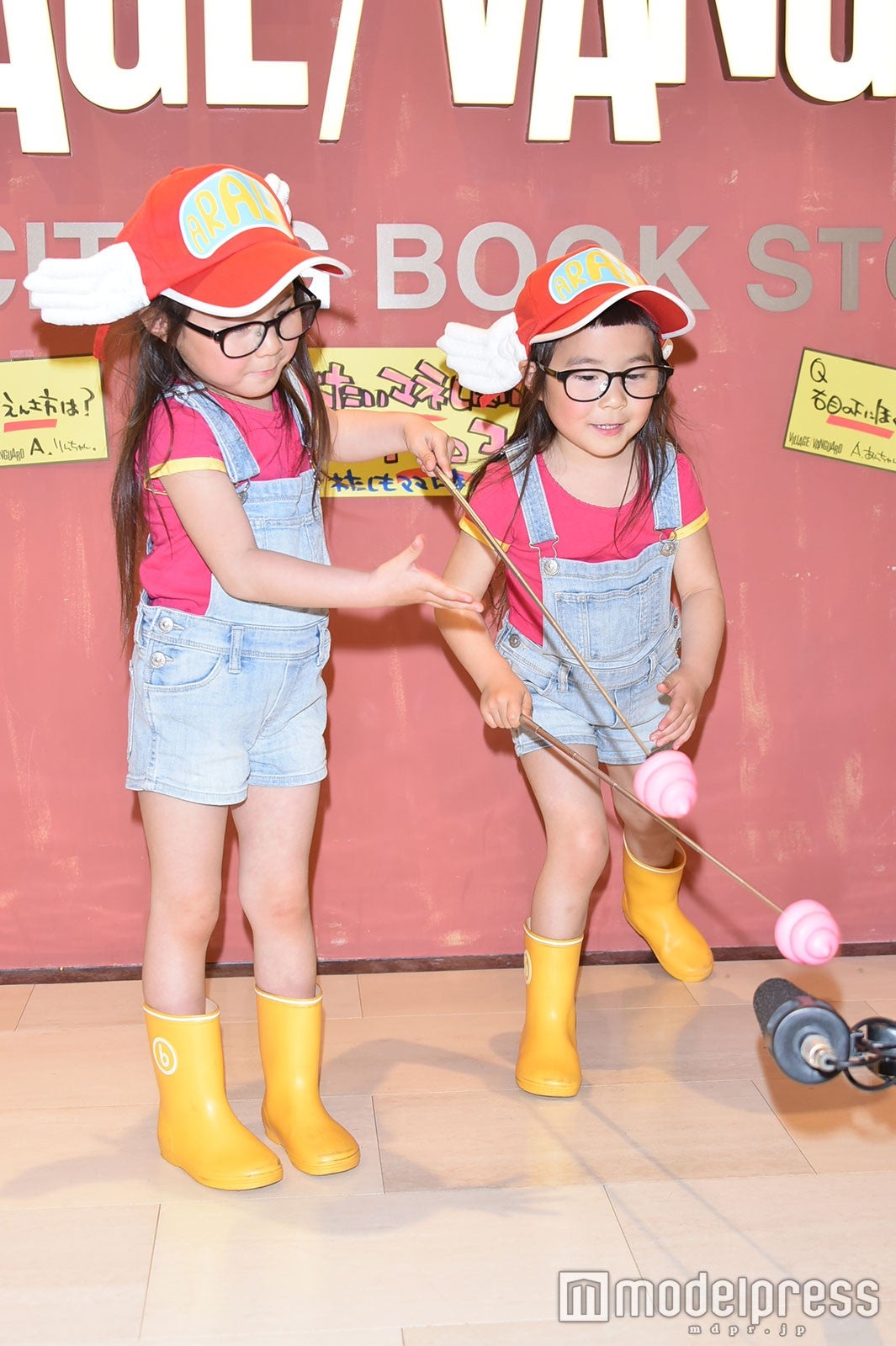 ツインガールズ（C）モデルプレス