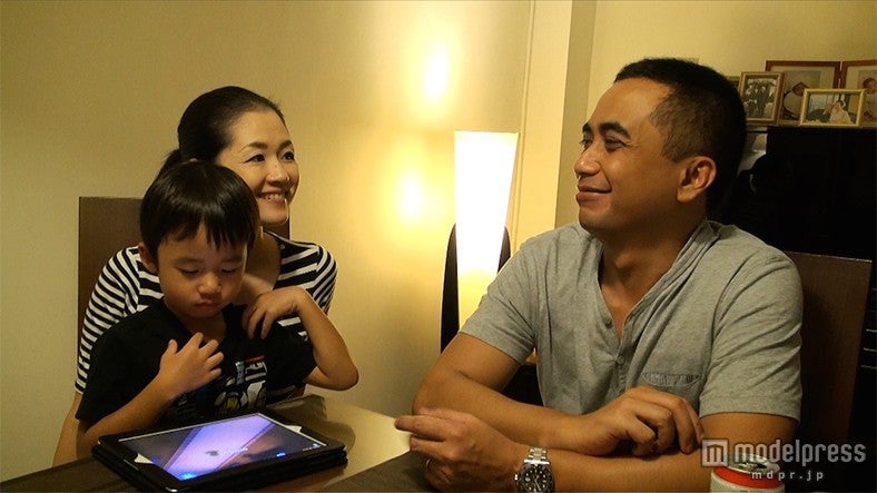 インドネシアの日本人妻・ヒロコさん、夫・ナラさん、長男・ルイくん／画像提供：毎日放送