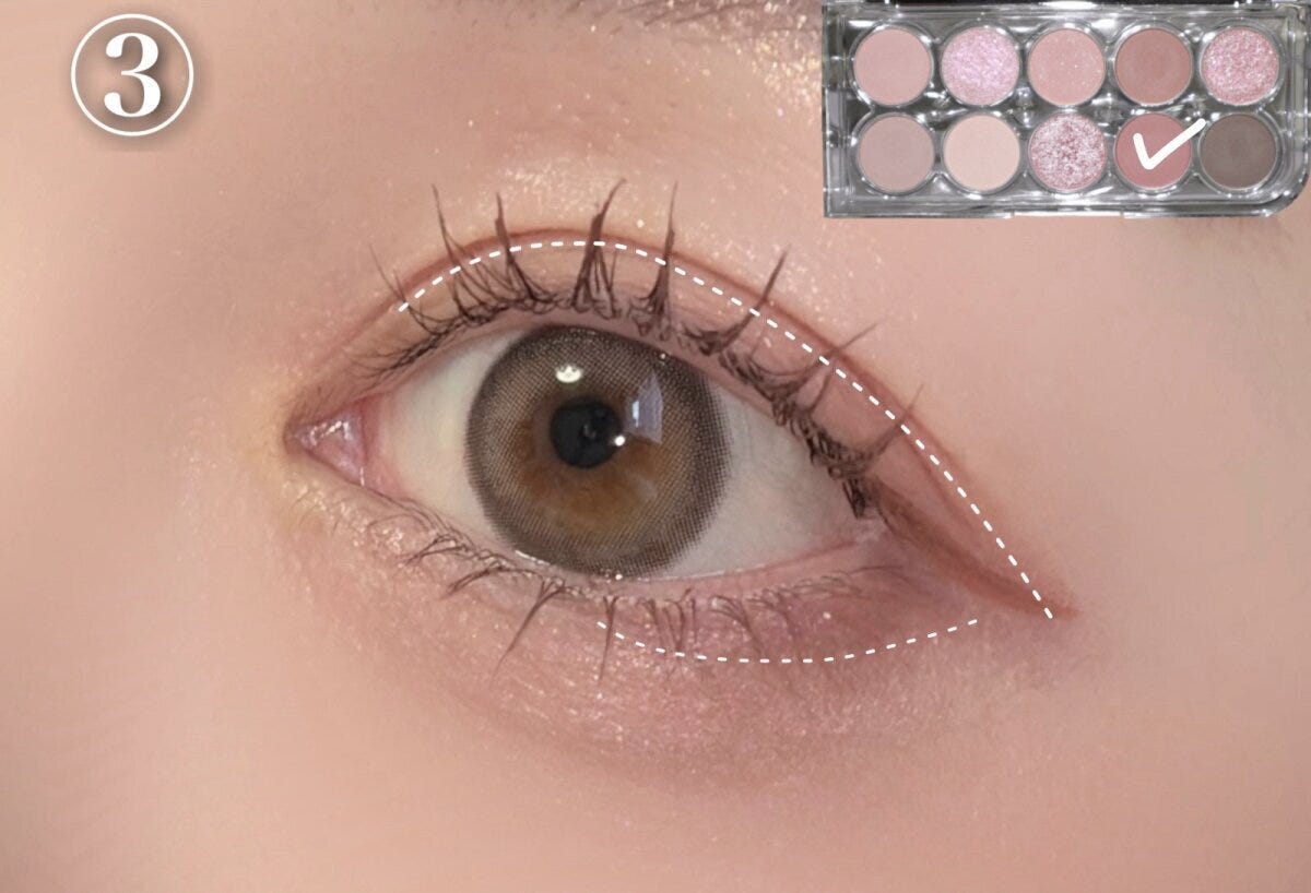 二重幅と下まぶたのキワに塗る