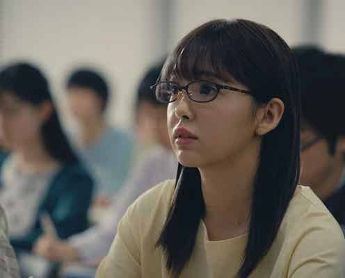 藤田ニコルが予備校生に!メガネの優等生スタイルでイメージ一新