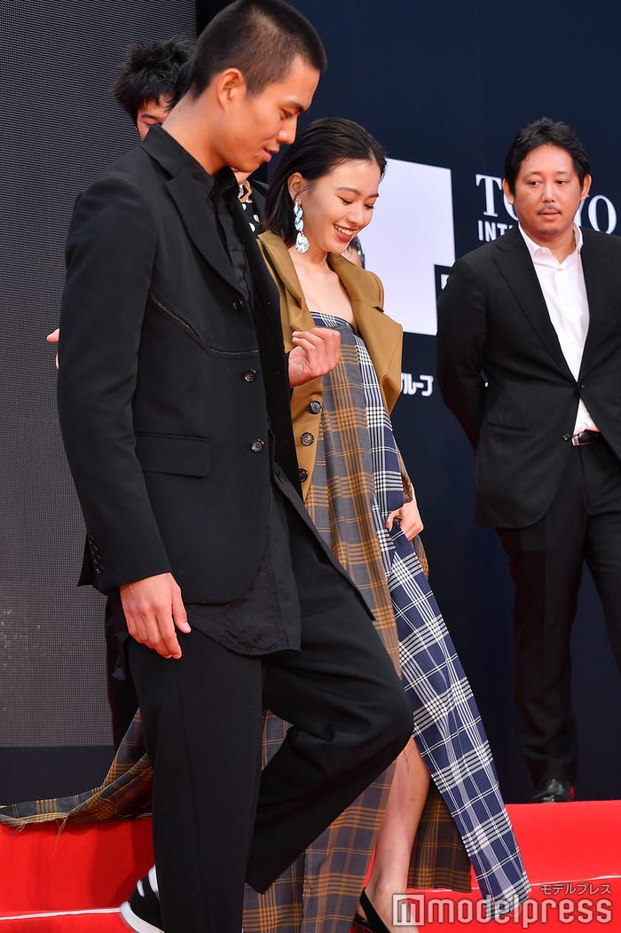 菅原健からもエスコート(C)モデルプレス