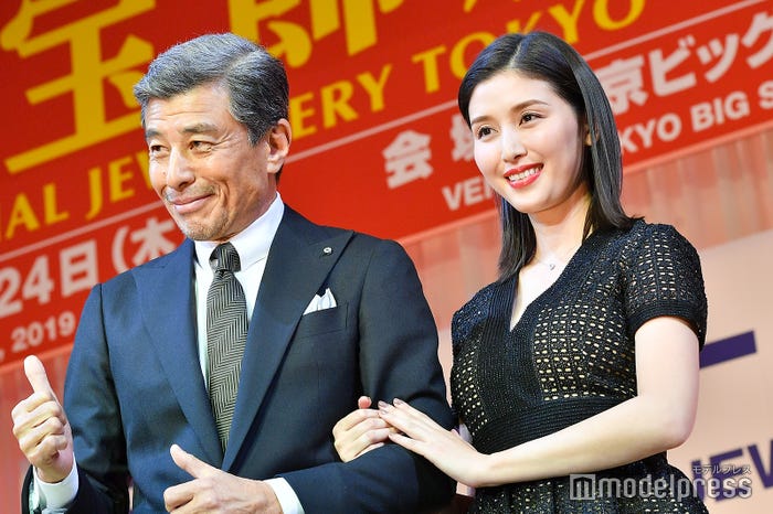 舘ひろし、橋本マナミ(C)モデルプレス