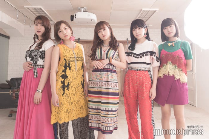 (左から)かれん、MAYU、芹奈、manaka、アサヒ(C)モデルプレス