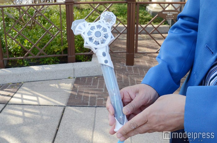 キャストの持つ「クリスタルコンパス」/「東京ディズニーシー15周年“ザ・イヤー・オブ・ウィッシュ”」(C)モデルプレス