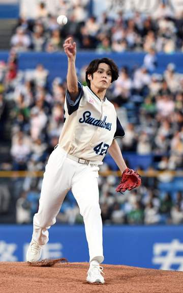 宮野真守 初めての始球式でノーバン投球→マリオポーズで喜ぶ 美声でスタメン発表