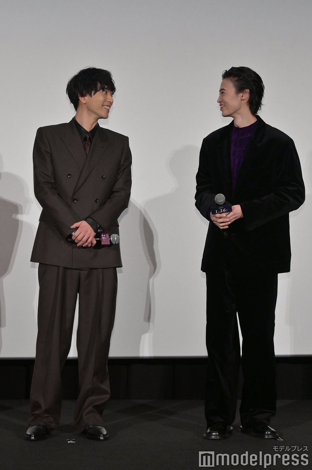 仲良く会話する黒羽麻璃央、窪塚愛流（C）モデルプレス