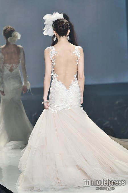 バックのシルエットもため息が出るほどの美しさ