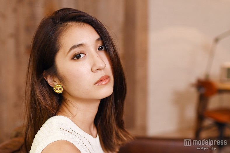 アンニュイな表情も見せる有末麻祐子