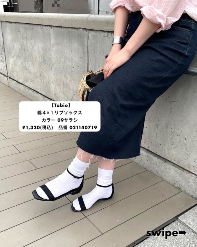 ソックスとサンダルの足元コーデ