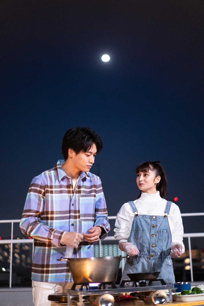 そらと並び合って、同じ目線で料理を作り、時折目が合って恥ずかしがるTaki「恋とオオカミには騙されない」第2話(C)AbemaTV, Inc.