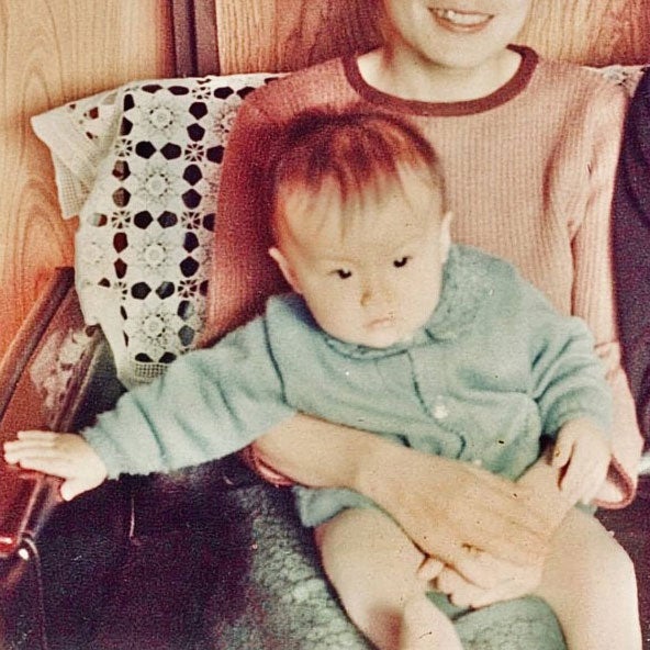 福山雅治、51歳バースデーに幼少期ショット公開 母に方言で感謝のメッセージ