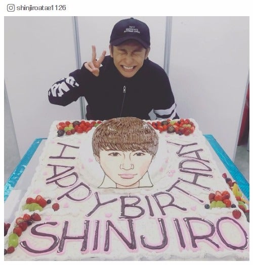 a與真司郎 巨大ケーキに笑顔全開 バースデーで祝福の声止まず モデルプレス