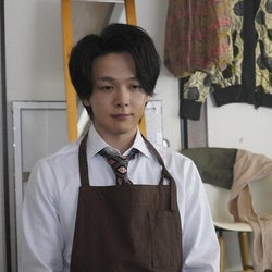 山田杏奈“雅”「もうヤダ…こんな町!」中村倫也“青山”の車に隠れて乗り込み上京<珈琲いかがでしょう>