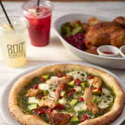 東京国際フォーラム限定「ロティサリーチキンとバジルのピッツァ」(税抜1,800円)/画像提供:ルミネ