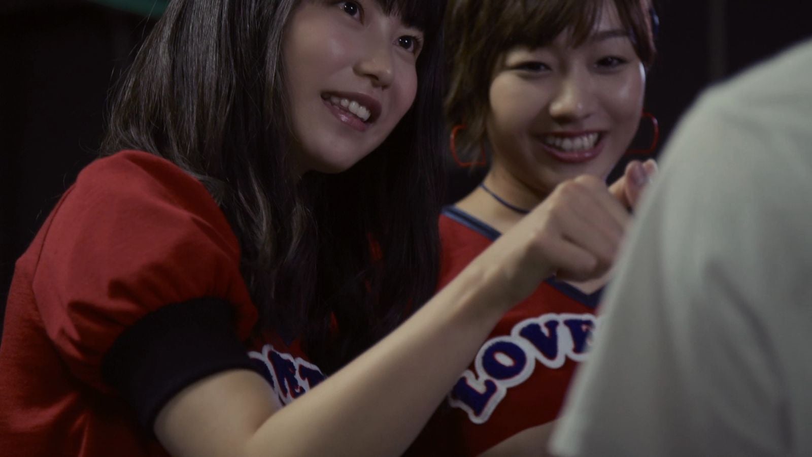 AKB48「LOVE TRIP」MVより