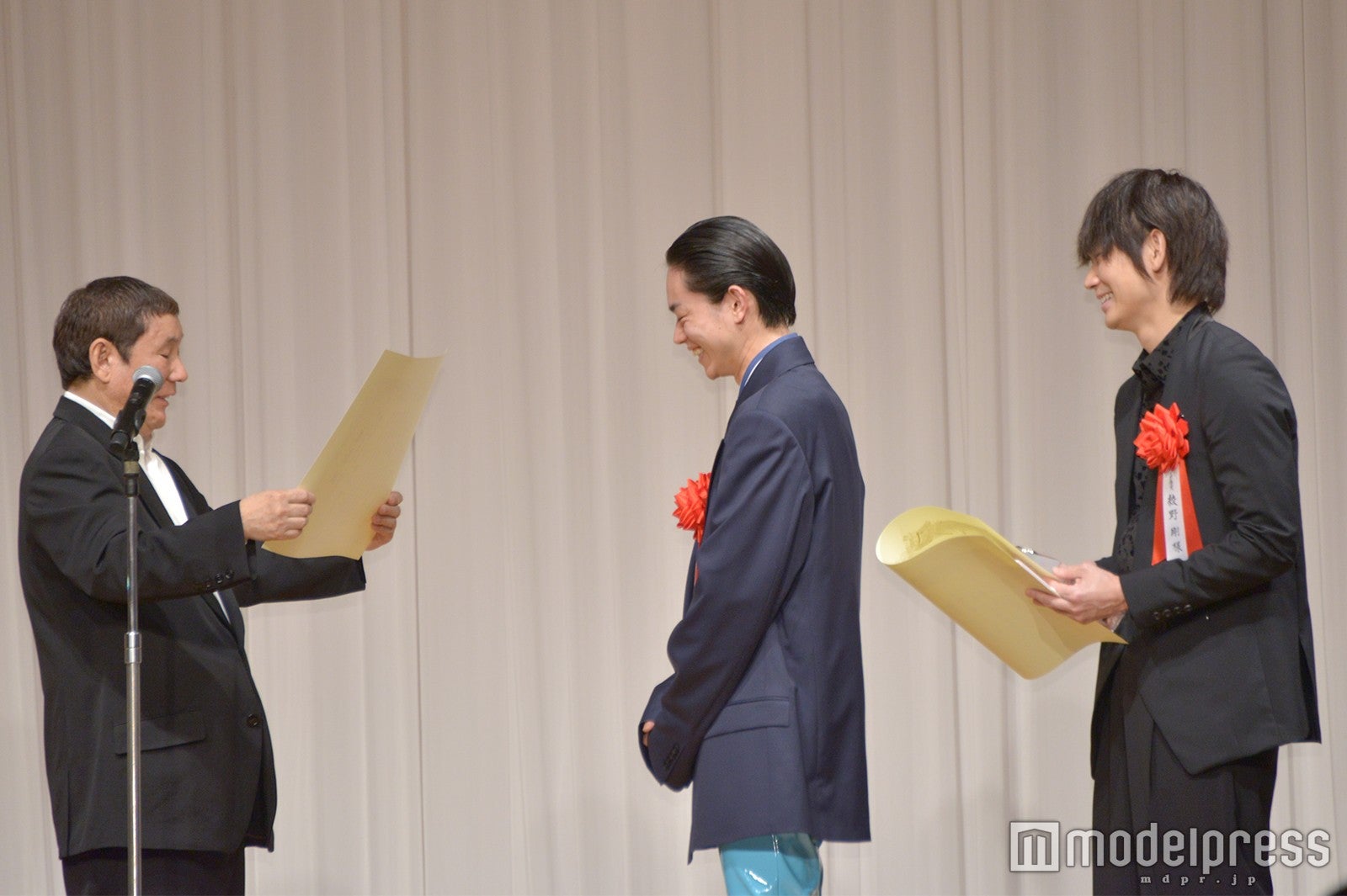 たけしの表彰に思わず笑う菅田将暉＆綾野剛（C）モデルプレス