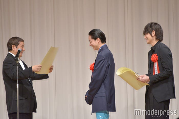 たけしの表彰に思わず笑う菅田将暉&綾野剛(C)モデルプレス