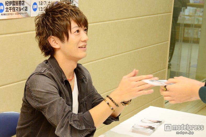 イベントの様子。ファン1人1人と目を合わせてじっくりと交流