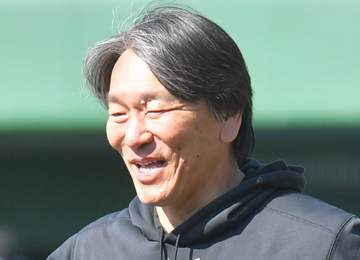 巨人・松井秀喜新監督がグラウンドへ ファンの拍手に帽子を取って一礼 黒パーカーにオールドスタイルの着こなしで