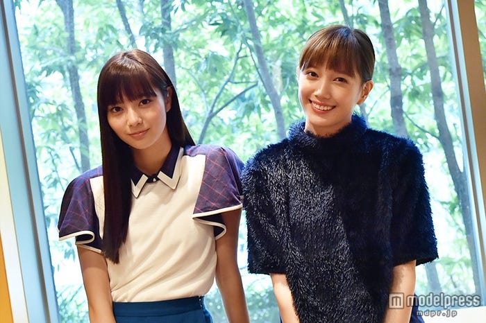 本田翼(右)、新川優愛(左)