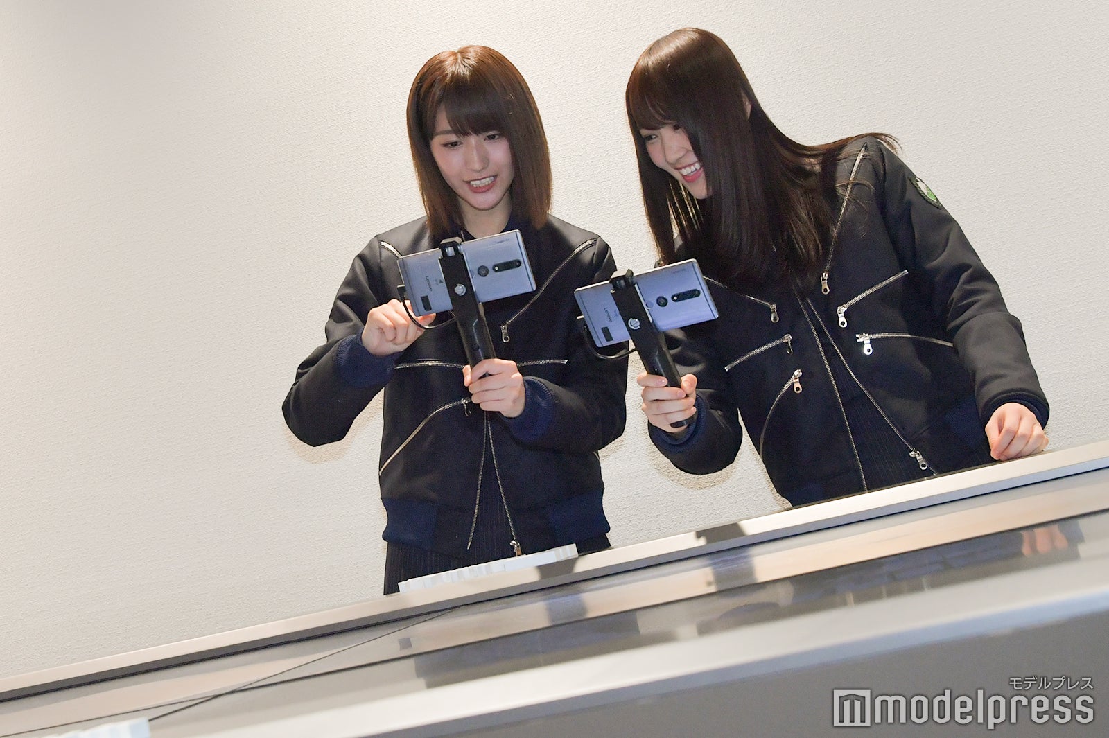 最先端技術を体験中の土生瑞穂、菅井友香 （C）モデルプレス