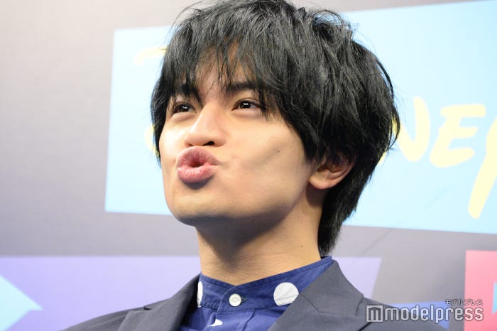 早口言葉をマスターするために「顔ジャンケン」に挑戦する中島健人(写真は『チョキ』の顔)(C)モデルプレス