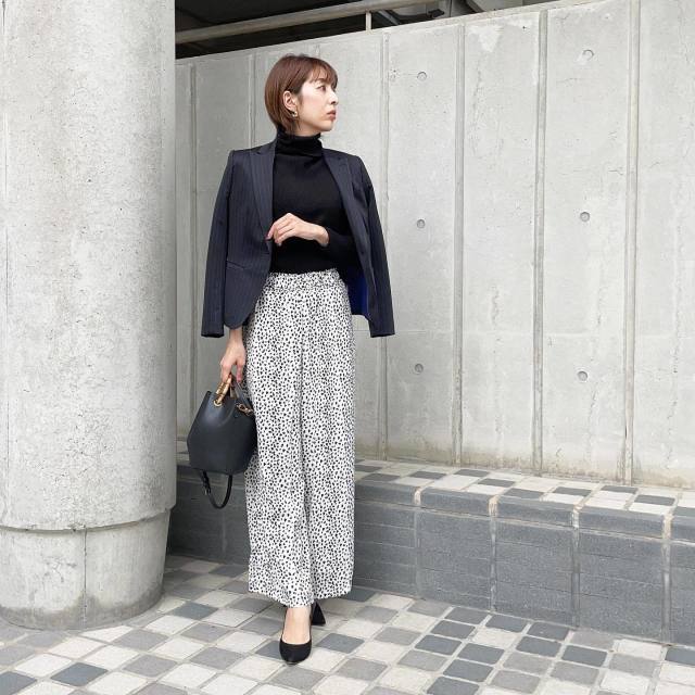 ワイドパンツ 野暮ったく見せない コーディネート コツ レディース コーディネート コーデ 着こなし おすすめ オススメ トレンド ポイント コツ おしゃれ お洒落 オシャレ 2022 ワイドパンツ パンツ ボトムス パンツコーデ 柄パンツ モノトーンコーデ ジャケット 黒ニット 黒タートル