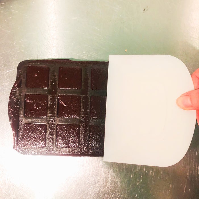 手順3：型に流し入れスケッパーで平らにする／画像提供：柏原歩