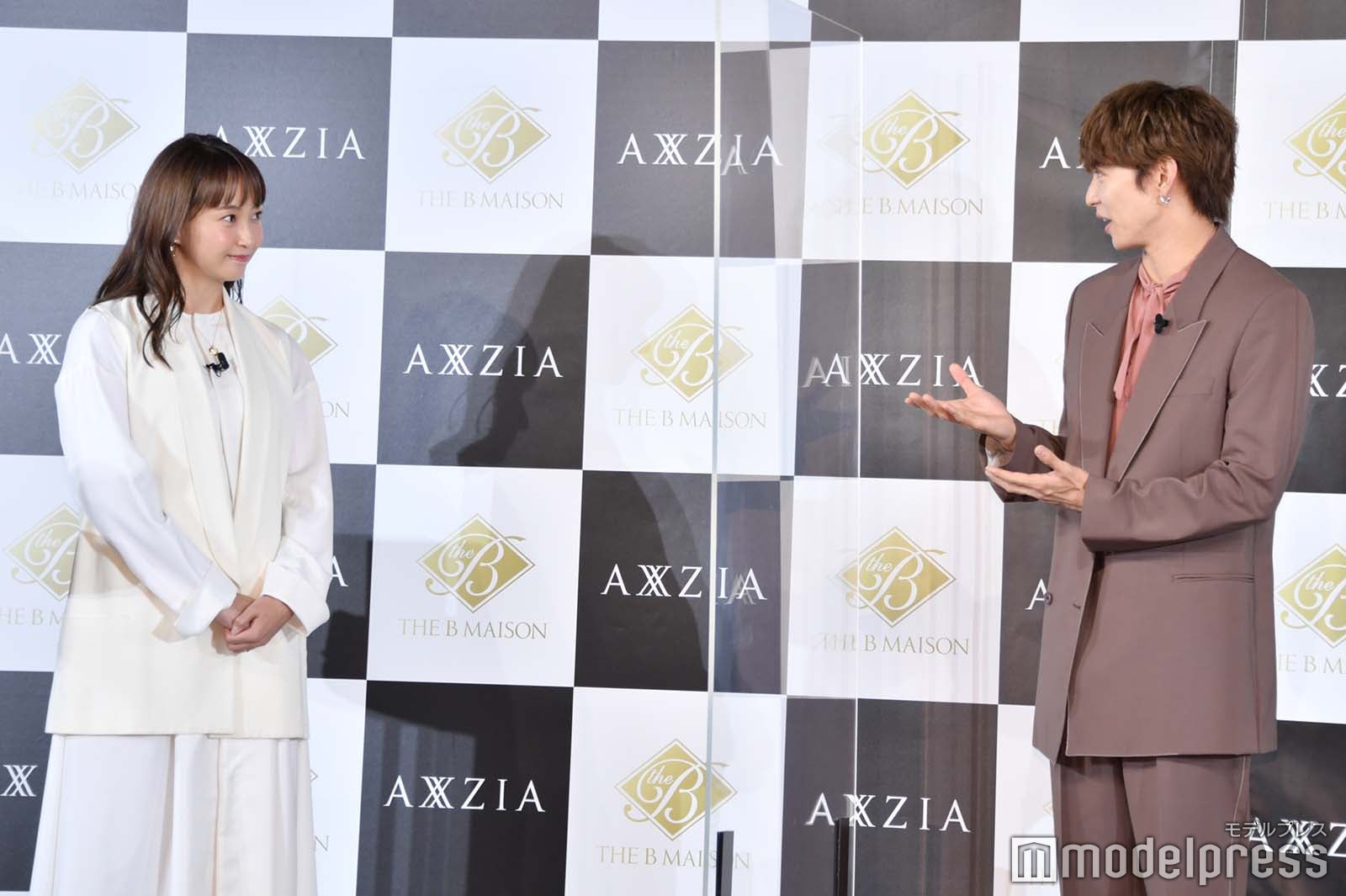 藤本美貴に口説き文句を聞いてもらう佐藤大樹 （C）モデルプレス