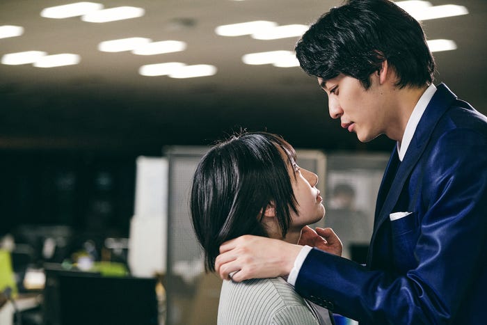 鈴木志遠、白石優愛「恋愛ドラマな恋がしたい~Kiss me like a princess~」第1話(C)AbemaTV, Inc.