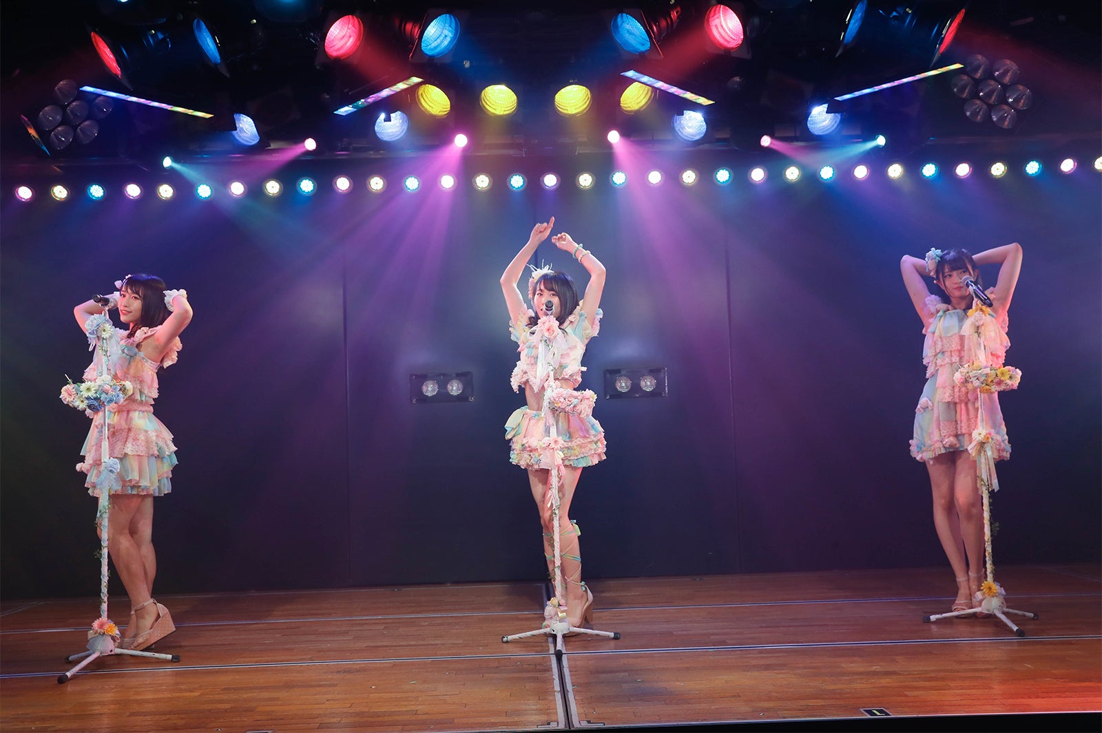 山本瑠香、坂口渚沙、行天優莉奈／AKB48チーム8「その雫は、未来へと繋がる虹になる。」公演（C）AKS