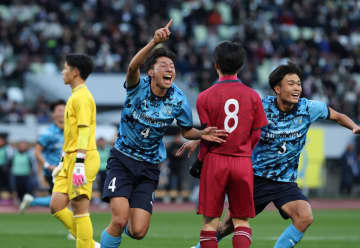 高校サッカー選手権開幕戦 大敗の早実イレブンは呆然 都大会無失点の堅守がまさかの崩壊 徳島市立に1-4