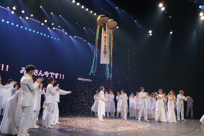 くす玉を割る堂本光一/「Endless SHOCK」1900回達成記念カーテンコール(提供写真)