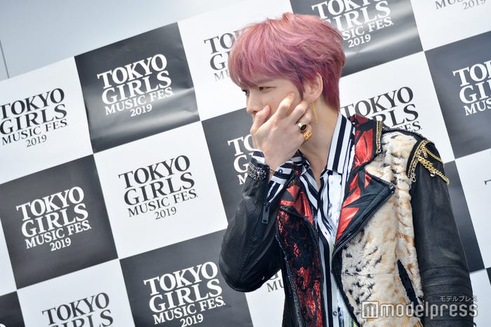 ジェジュン、腫れた頬をおさえる (C)モデルプレス