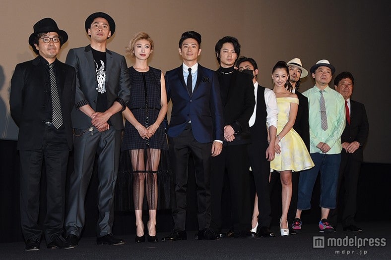 （左から）園子温監督、深水元基、山田優、伊勢谷友介、綾野剛、山田孝之、沢尻エリカ、金子ノブアキ、鈴木おさむ氏、山本又一朗プロデューサー