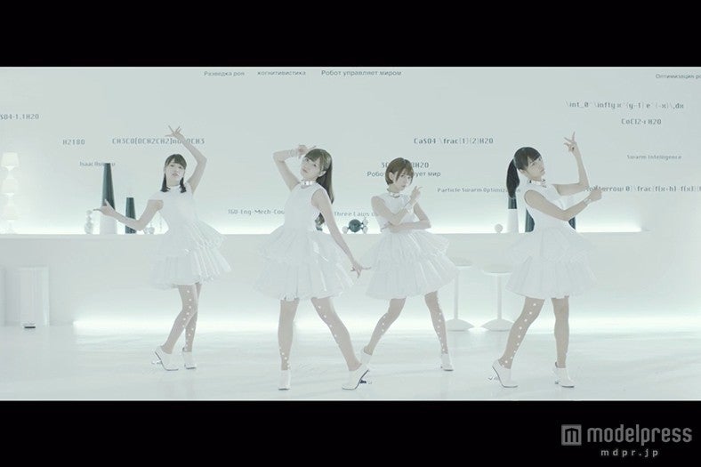 乃木坂46白石麻衣、“美しいロボット”姿披露