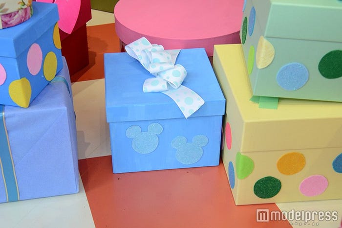 プレゼントボックスにミッキーシェイプ(C)モデルプレス/(C)Disney