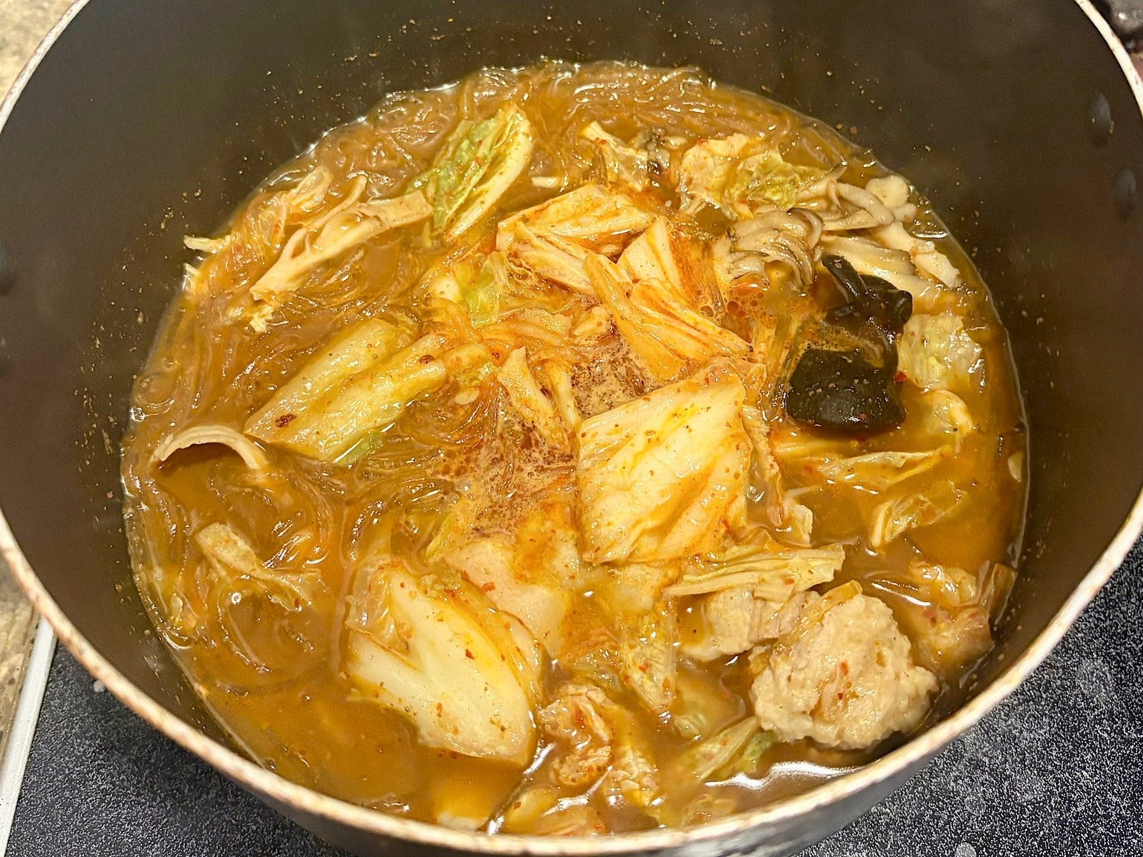 袋に記載の通りお鍋で煮込み、約8分で完成 