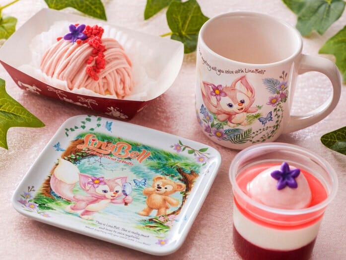 左側が、ストロベリーモンブラン スーベニアプレート付き990円。右側が、ライチームース＆ラズベリーゼリー スーベニアカップ付き990円