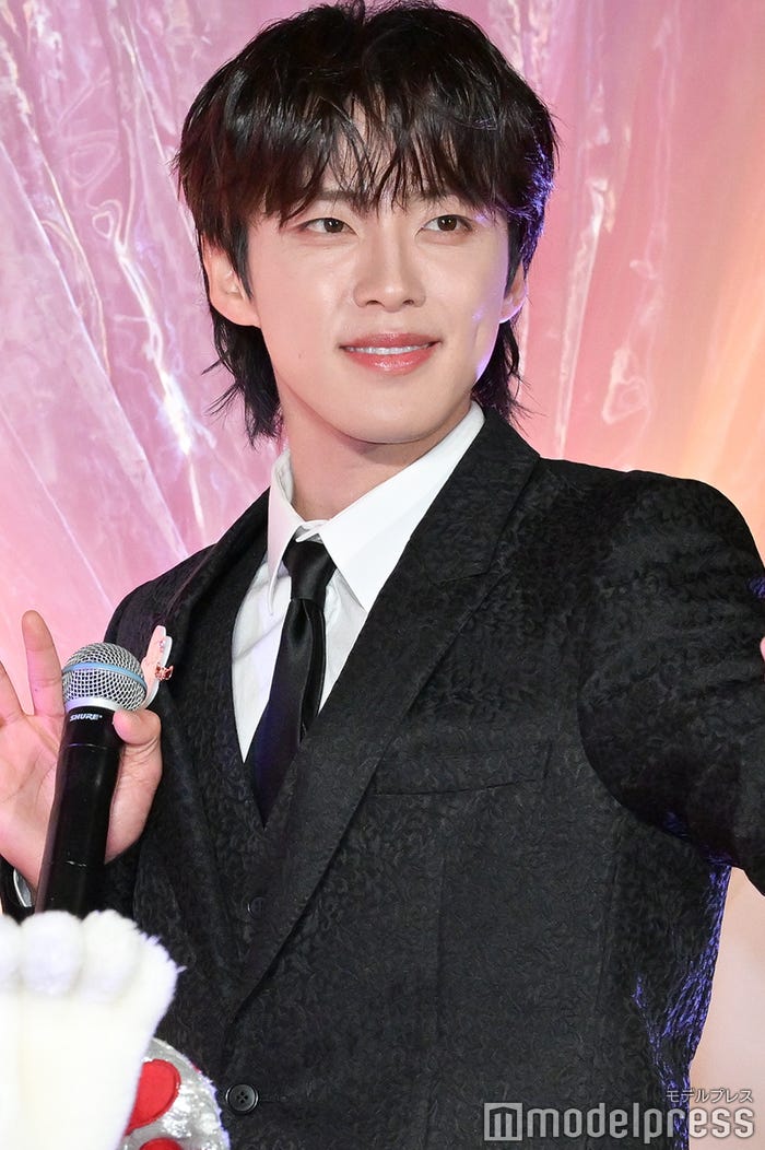 暗髪の河野純喜(C)モデルプレス