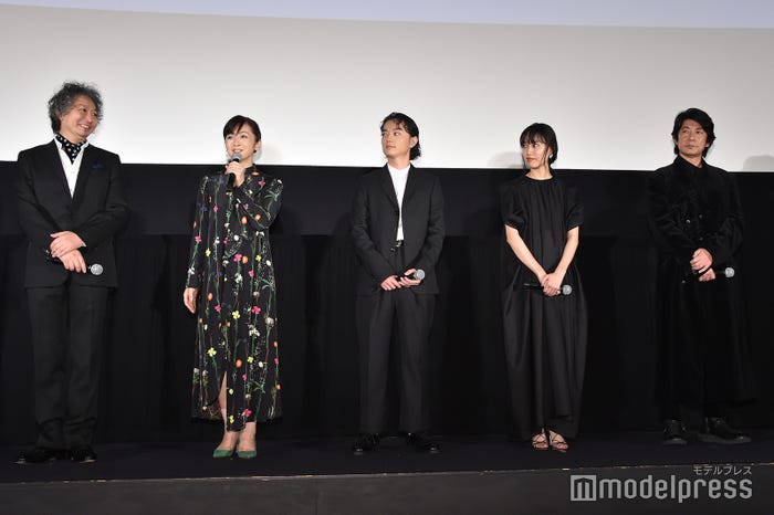 (左から)常盤司郎監督、斉藤由貴、染谷将太、戸田恵梨香、永瀬正敏 (C)モデルプレス