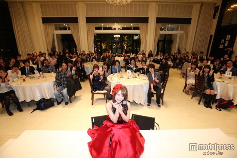 （中央）高橋みなみ