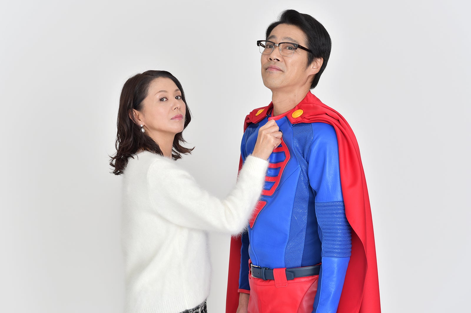 「スーパーサラリーマン左江内氏」のスーパースーツ姿解禁（左から）小泉今日子、堤真一（C）日本テレビ