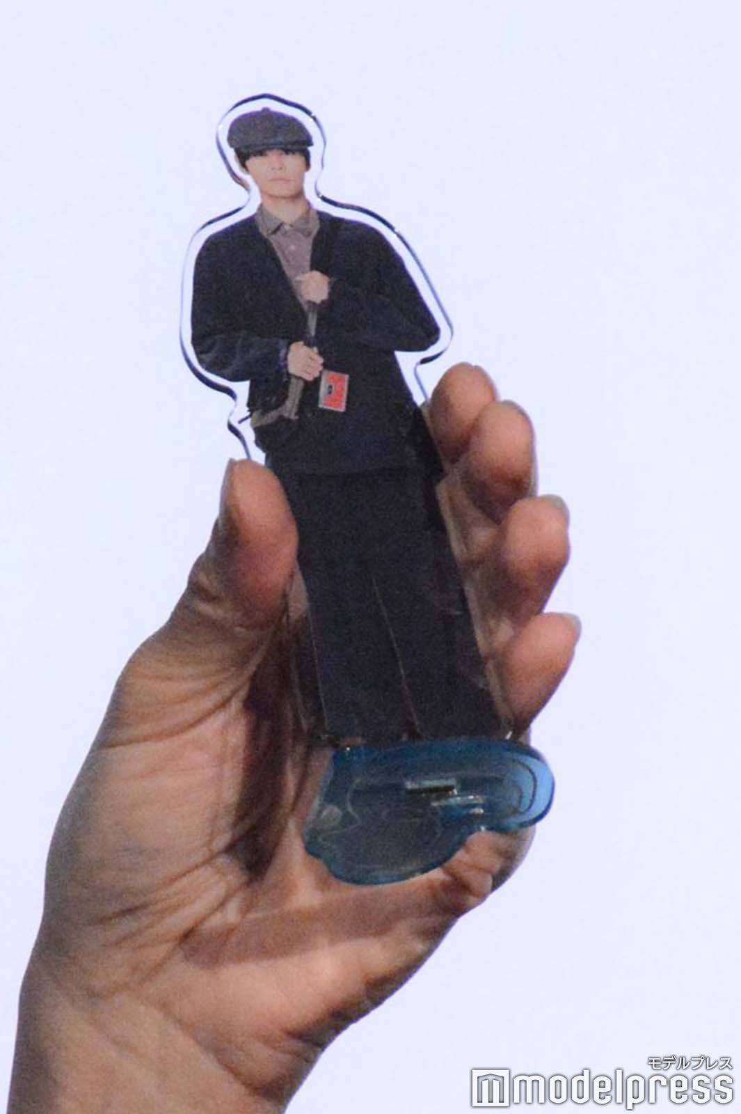 平良のアクリルスタンドを手に持つ萩原利久（C）モデルプレス